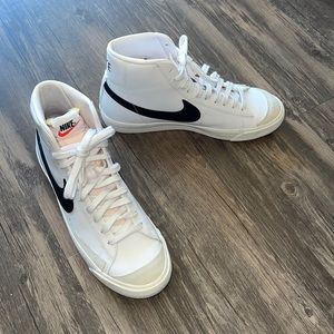 White men’s Nike Blazer Mid ‘77 Vintage shoes, worn once, like new size 10 US